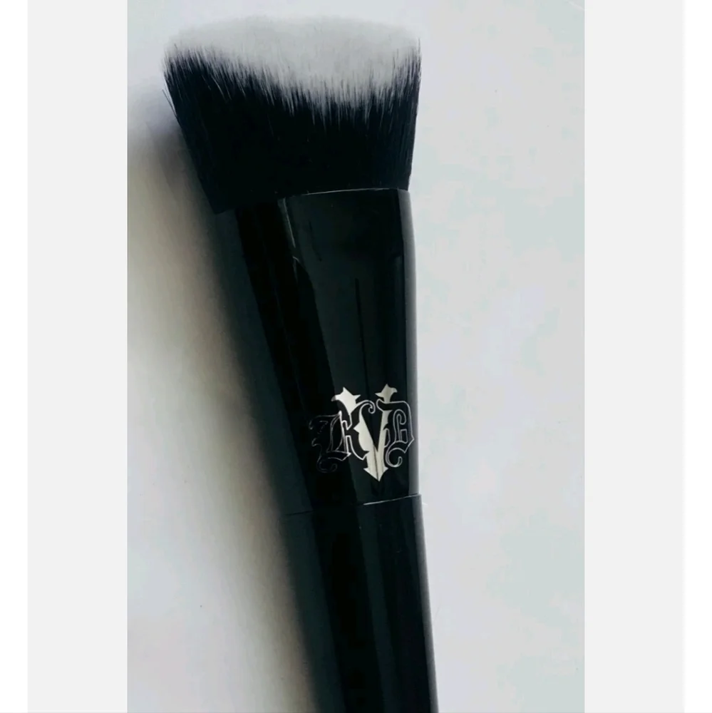 NIB KAT VON D Beauty, Lock It Edge Foundation Brush